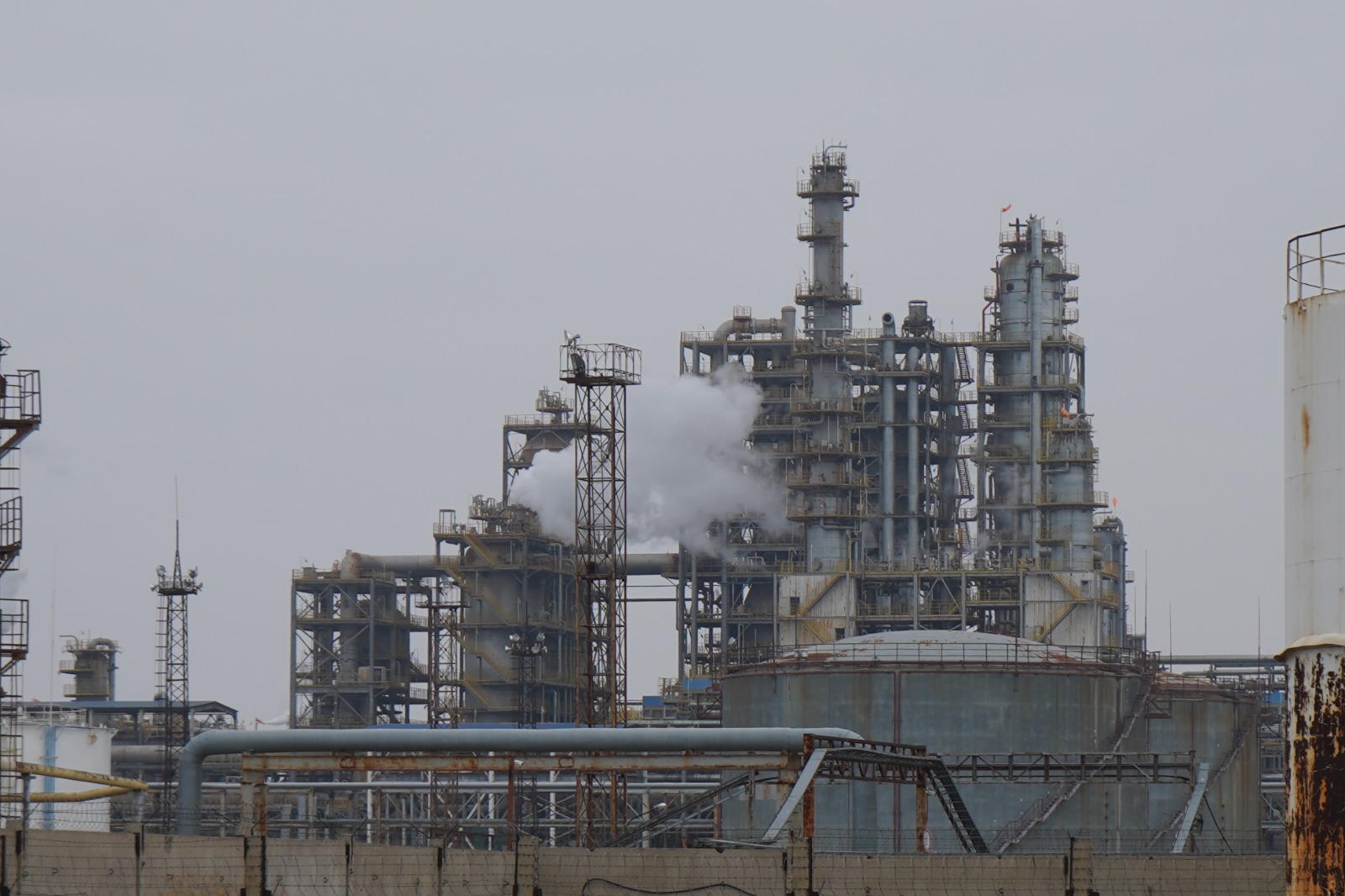 Аэропорт, НПЗ и футбольную команду выставили на приватизацию в Атырау